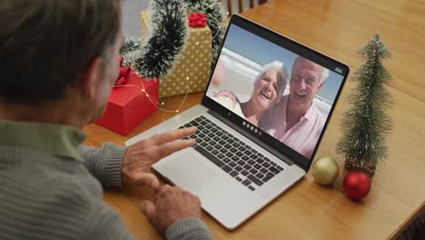 Hombre-Mayor-Caucásico-En-Videollamada-En-Una-Computadora-Portátil-Con-Amigos-Mayores-En-Navidad