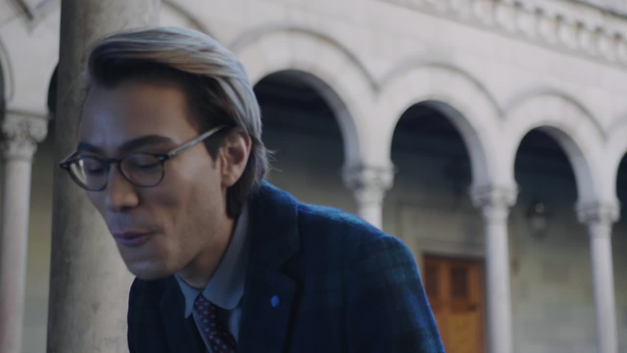 학생 이 스마트폰 으로 좋은 소식 을 읽고 있다. 사업가 는 야외 에서 전화 를 사용 하고 있다