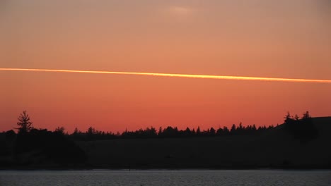 El-Tiro-Largo-De-La-Estela-De-Vapor-De-Un-Jet-Hace-Una-Raya-Colorida-En-El-Cielo-De-La-Hora-Dorada.