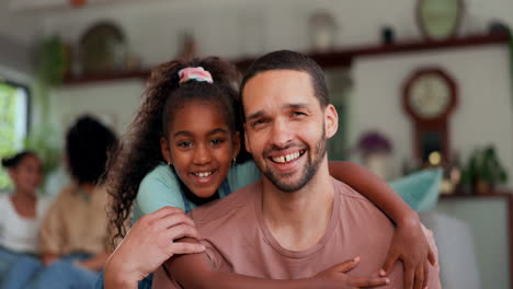 abrazo, cara y padre con niña en un sofá