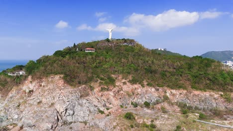 vista aérea de la estatua de jesucristo en vung tau, vietnam.
