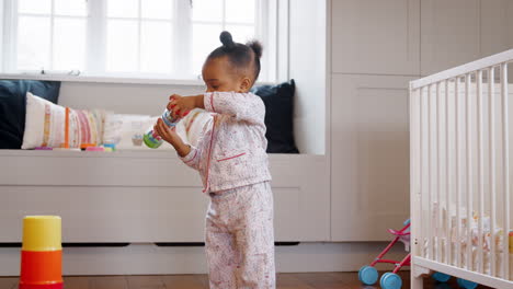 Niña-Pequeña-En-La-Guardería-En-Casa-Jugando-Con-Juguetes-De-Plástico