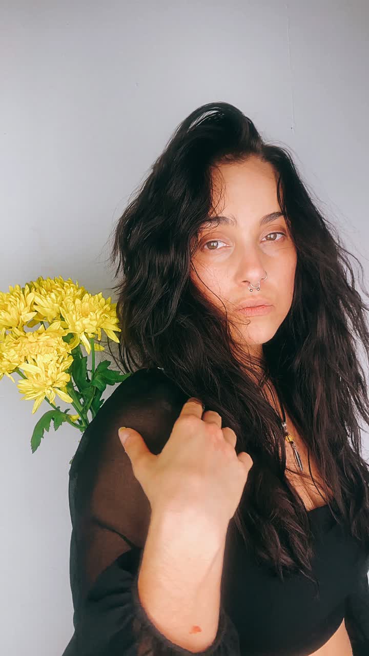 mujer con flores amarillas