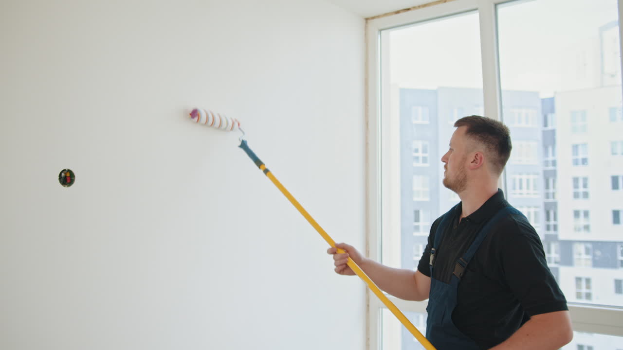 pintor pintando una pared
