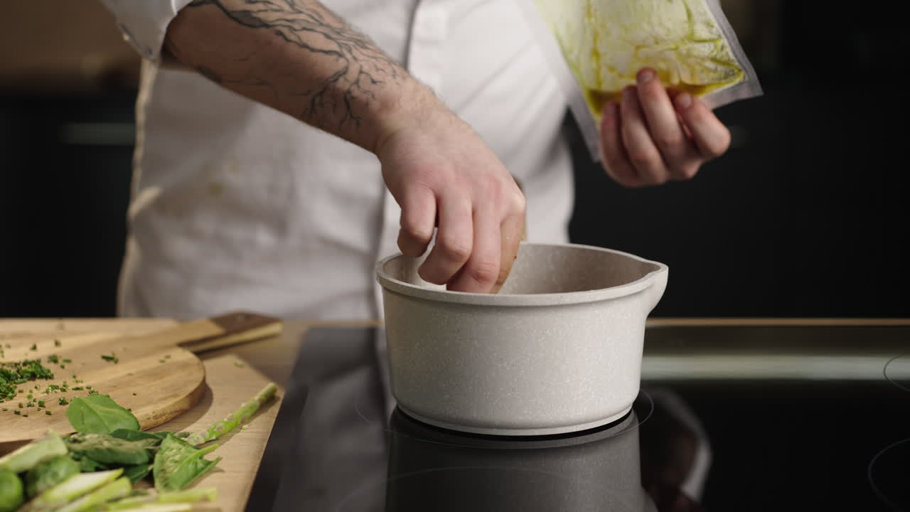 preparando comida en la cocina