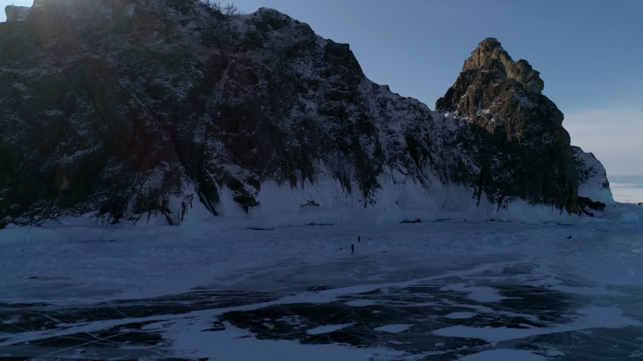 올콘 섬의 케이프 호보이 (cape khoboy) 의 공중 풍경. 얼어붙은 베이칼 호수 (lake baikal) 의 높은 바위와 산책하는 사람들. 인기 있는 관광지. 겨울 풍경. 파노라마 풍경.