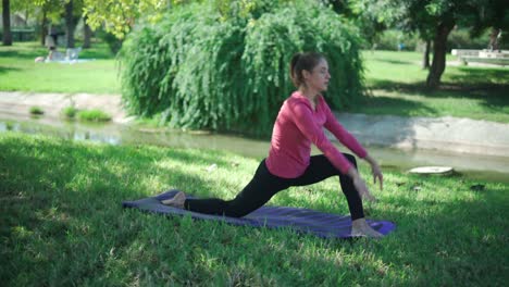 Woman-doing-Low-lunge-and-star-pose