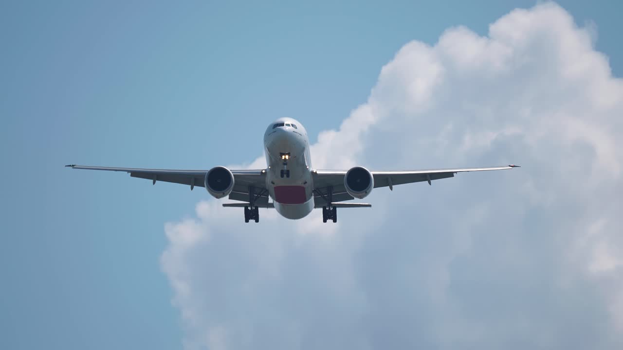 un gran avión de pasajeros en el cielo azul