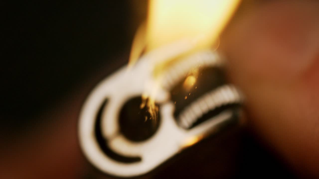 activación graciosa de un encendedor, chispas bailando en las llamas en una cautivadora secuencia de cámara lenta