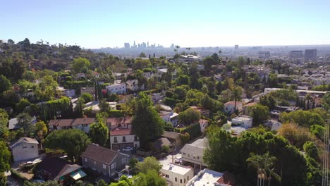 bonita antena sobre las colinas de hollywood que revela el horizonte del centro de los ángeles