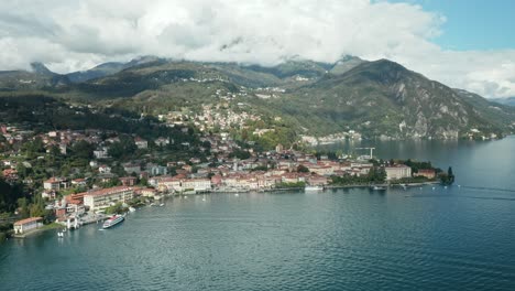 desde el aire: pequeño pueblo pintoresco de menaggio en el lago como