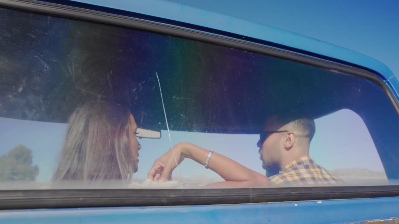 젊은 부부 가 픽업 트럭 에서 도로 여행 을 하고 있다