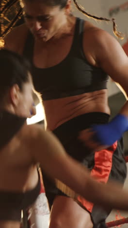 dos boxeadoras practicando en el ring de boxeo