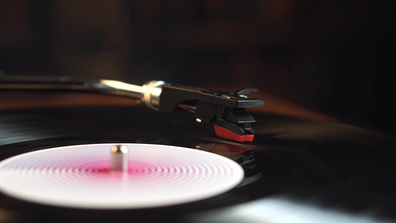 Puntina e disco in vinile che gira su giradischi vintage, primo piano