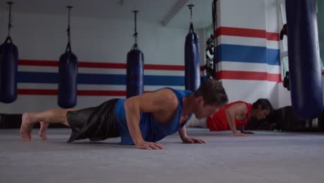hombres caucásicos trabajando en el gimnasio de boxeo