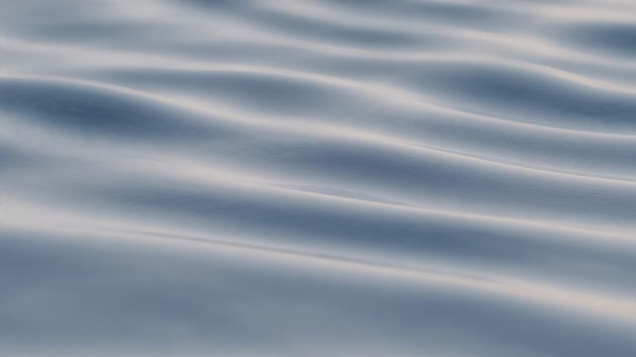 Viser en rolig vandoverflade, hvor let brise skaber små krusninger i nærbillede med bløde refleksioner