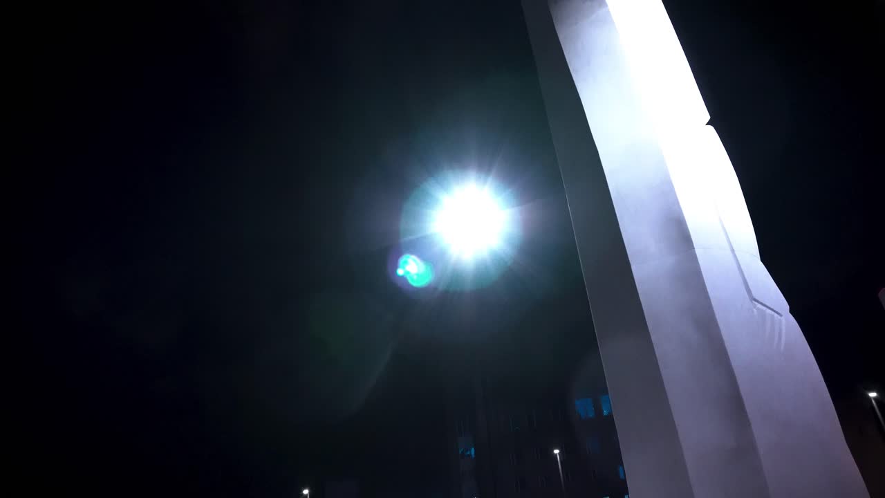 밤에 현대 조각