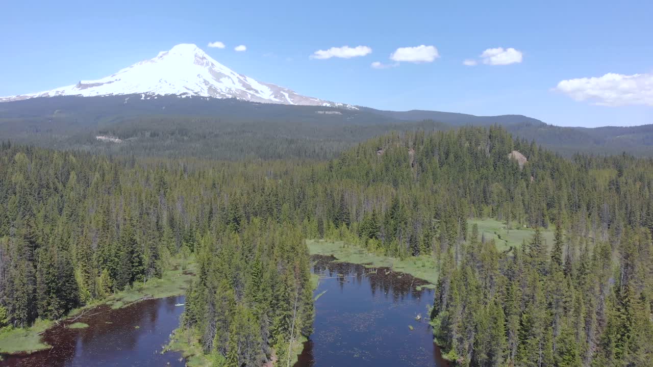 imágenes aéreas sobre el lago de montaña