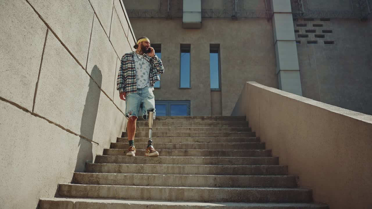 hombre con pierna protésica subiendo escaleras