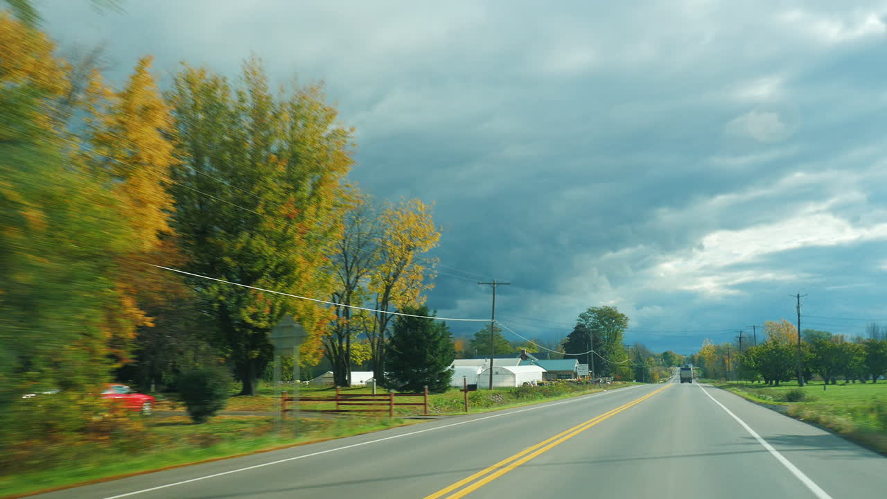 전형적인 작은 미국 마을의 도로를 따라 드라이브 1
