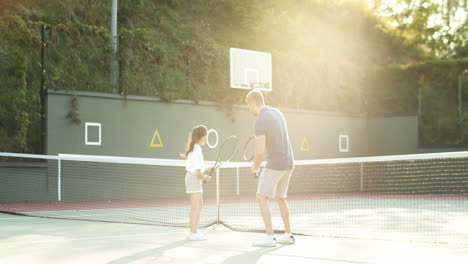 Mann-Bringt-Seiner-Kleinen-Tochter-An-Einem-Sommertag-Das-Tennisspielen-Bei-2