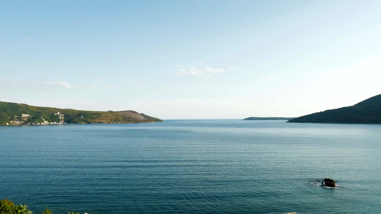 몬테네그로 해변의 바위 위에 부히는 파도