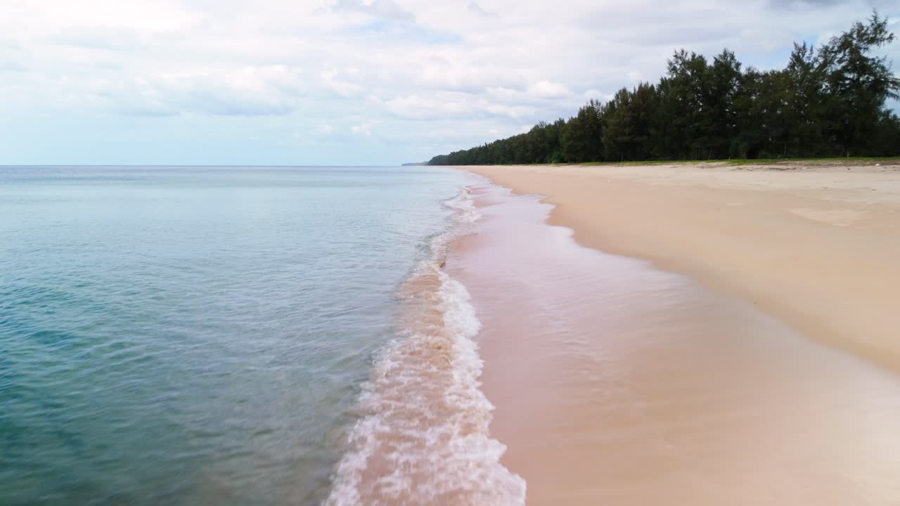 Dron lecący wzdłuż wybrzeża w Natai, Phang Nga, Tajlandia. Ukryte miejsce niedaleko Phuket, z dala od masowej turystyki.