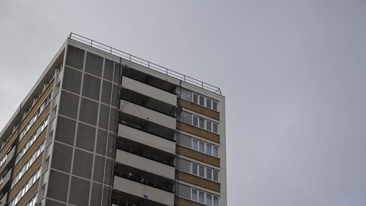 En historisk nitten-etagers brutalistisk lejlighedsbygning nær Old Street, kendt for sit unikke sakse-design og forbindelse til bemærkelsesværdig byhistorie fra midten af århundredet i hjertet af byen.