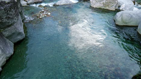 Eine-Schöne-Ruhige-Wasserströmung-über-Den-Felsen-In-Einem-Tal