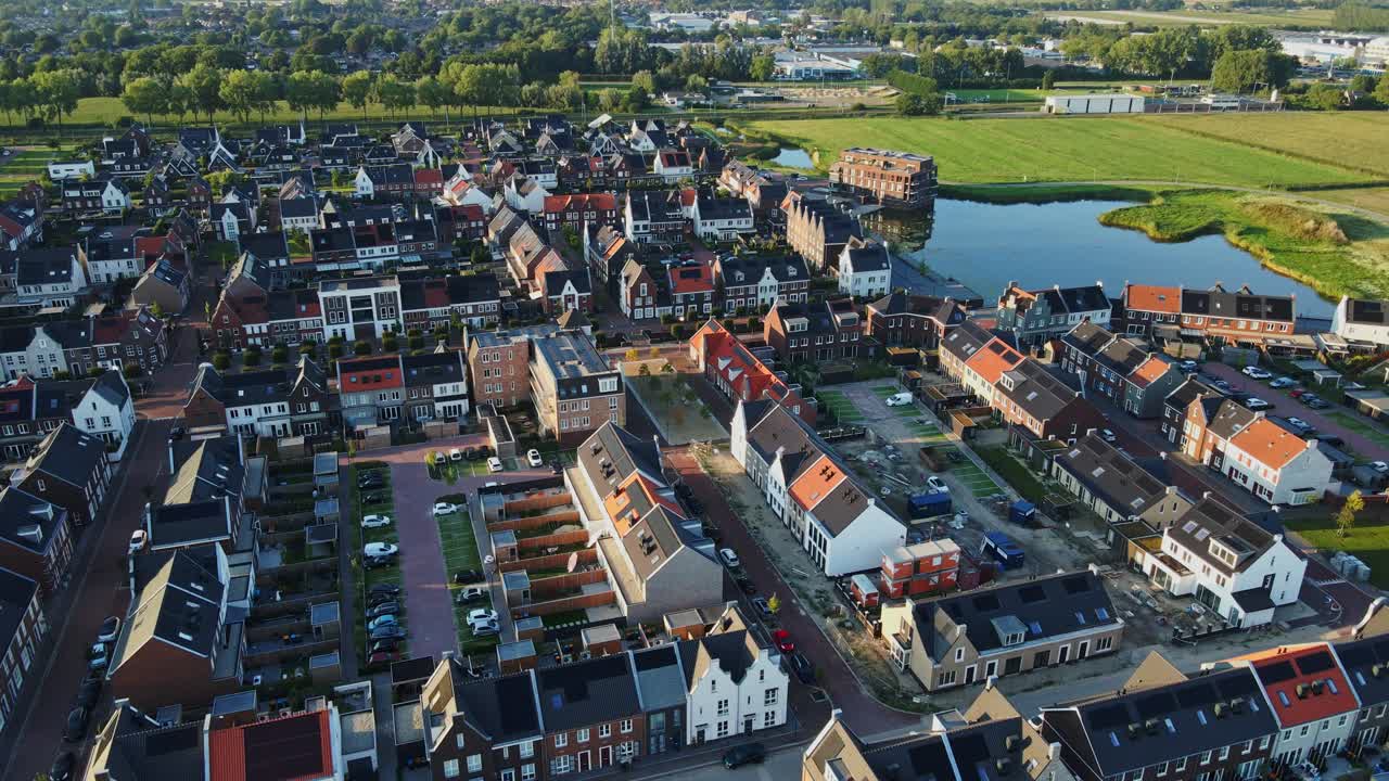 옥상에 태양광 패널이 있는 아름답고 현대적인 교외 지역을 날아다니는 드론