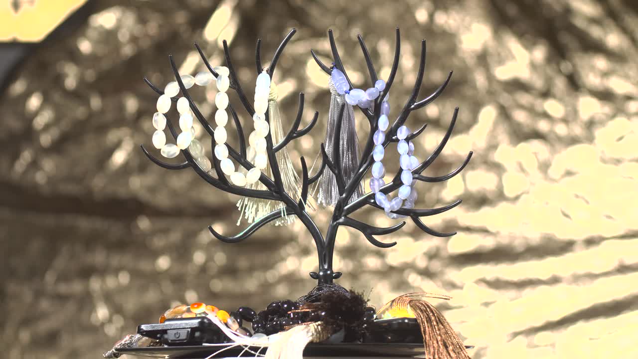 rosario blanco y azul perlas de pinza en la gacela cuernos de plástico plato giratorio negro fondo dorado