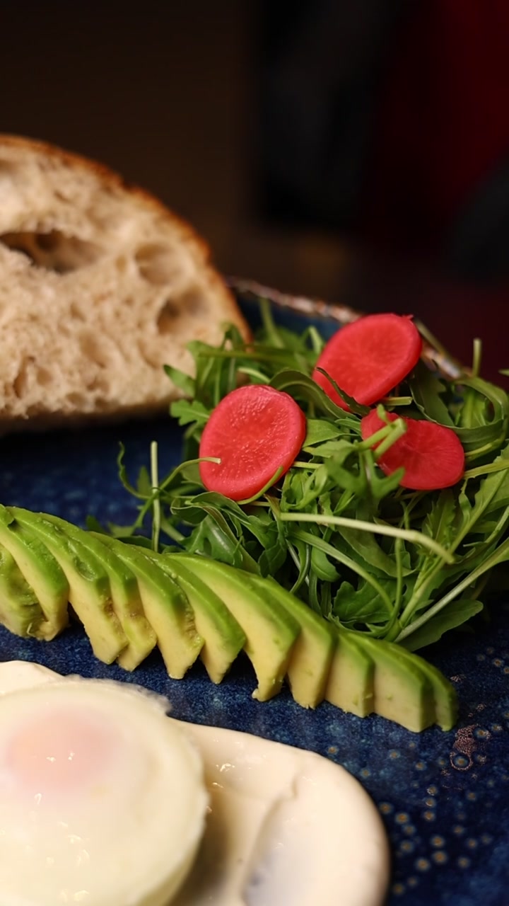 Gourmet Morgenmadstallerken med Avocado, Radise og Pocheret Æg