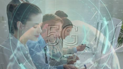 animación del globo y texto 5g sobre personas de negocios que usan computadoras