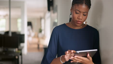 Black-business-woman,-tablet