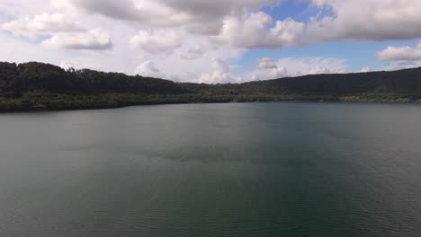 Lago-Italiano-Vico-Italia-Drone-Shot-Puesta-De-Sol-Panorámica-Con-Drone-Quieto-360