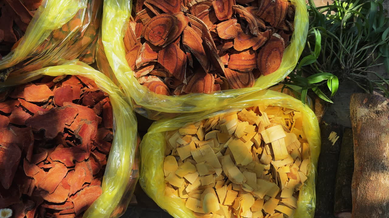 Mercato domenicale di Bac Ha, Vietnam, con erbe medicinali tradizionali e radici essiccate in vendita, rimedi naturali e ingredienti biologici.