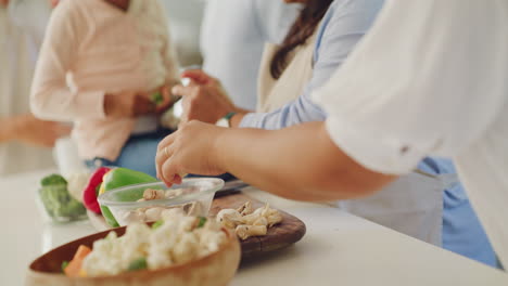 familia cocinando una cena saludable juntos