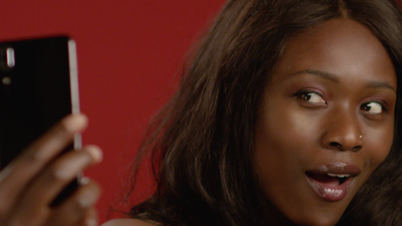 молодая женщина делает селфи на телефон