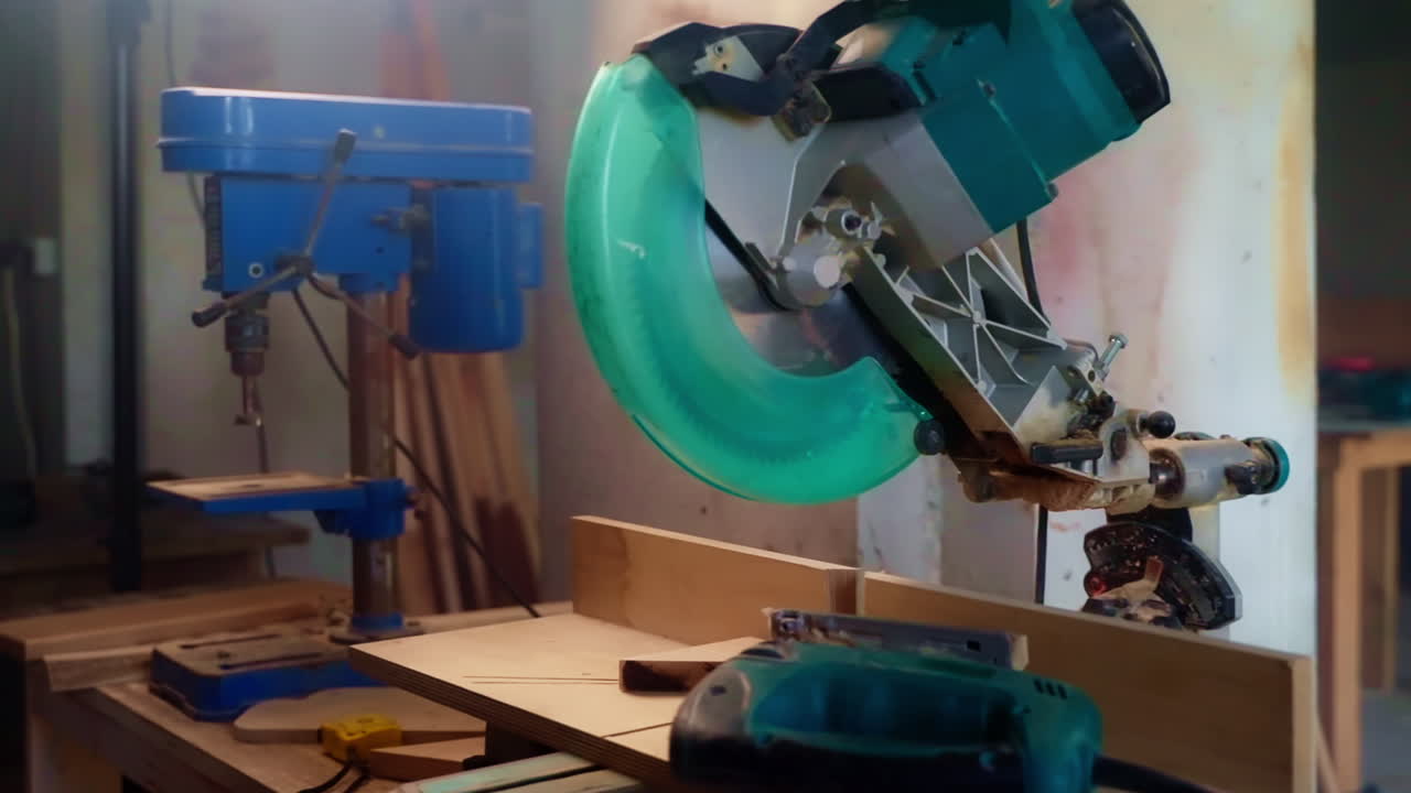 деревообрабатывающая мастерская с электроинструментами