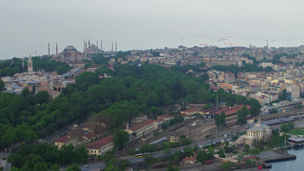vista aérea de hagia sophia y el palacio de topkapi. paisaje histórico de la península de estambul.
