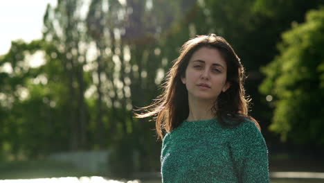 preciosa modelo de moda italiana posando con su atuendo en un parque de londres a la hora dorada