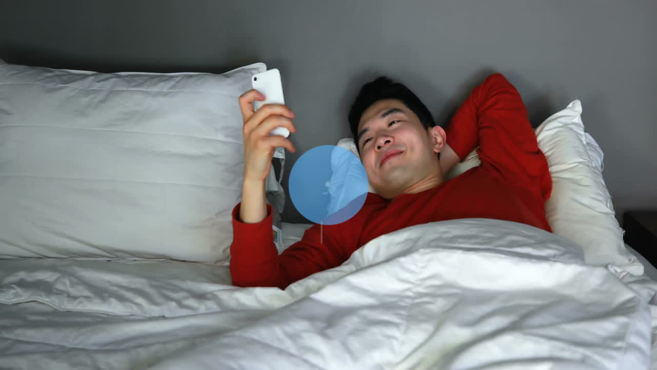 스마트폰을 사용하는 아시아인에 대한 아이콘과 연결 네트워크의 애니메이션