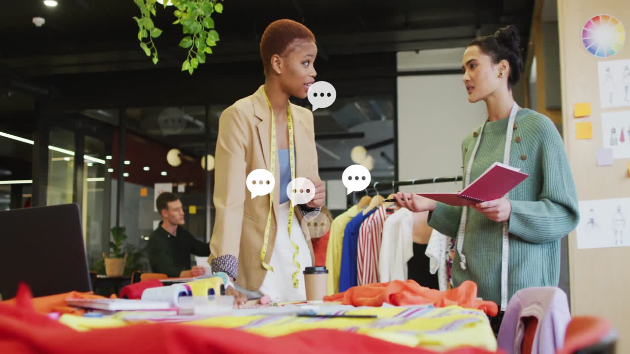 패션 디자인에 대해 논의하고, 두 명의 여성이 연설 거품 애니메이션으로 사무실에 있습니다.