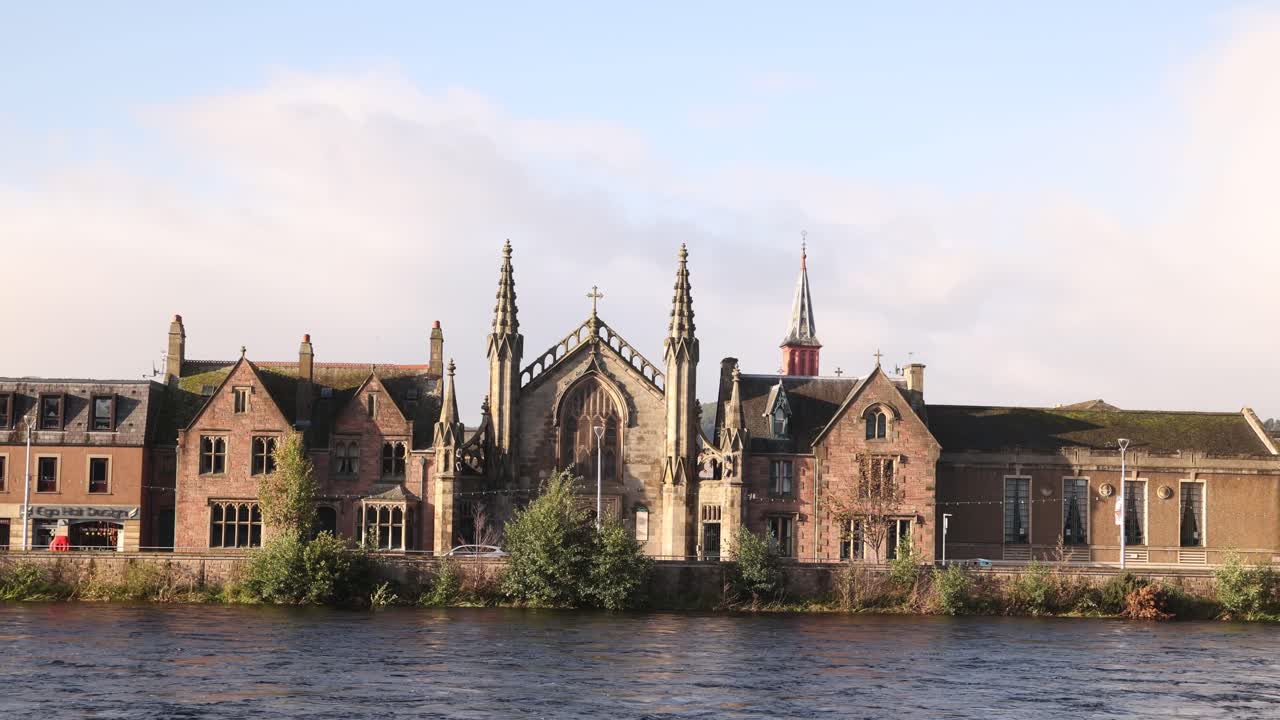 스코틀랜드 하이랜드 의 인버네스 에 있는 네스 강 을 따라 있는 특이 한 유럽 거리