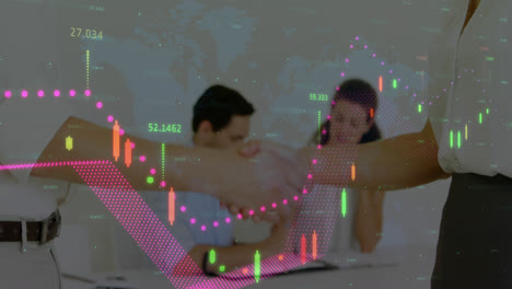 animación de las estadísticas y el procesamiento de datos financieros sobre gente de negocios estrechando la mano en la reunión