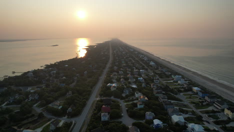 Aufnahme-Der-Smaragdinsel-Am-Morgen-Mit-Ruhigen-Meereswellen,-Drohnen-Luftaufnahme