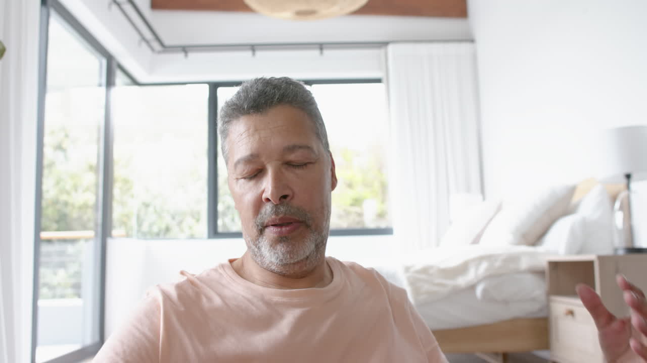 편안한 노인 혼인 남자가 집에서 요가 명상을 연습하고, 느린 동작