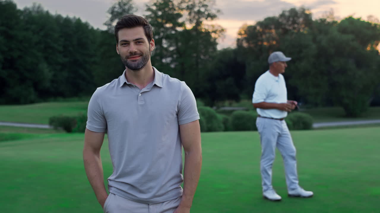 el golfista sonriente disfruta jugando en el campo de actividades. el equipo de deportistas se relaja en el club de golf.