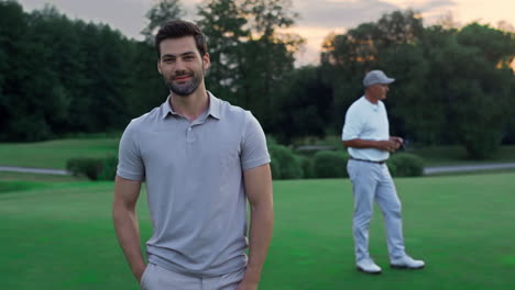 El-Golfista-Sonriente-Disfruta-Del-Juego-En-El-Campo-De-Actividades.-El-Equipo-De-Deportistas-Se-Relaja-En-El-Club-De-Golf.