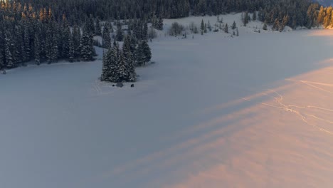 turista en el paisaje cubierto de nieve 4k